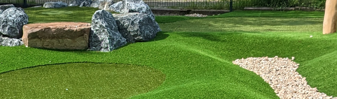 Adventure Minigolf Duisburg - Steine auf Bahn